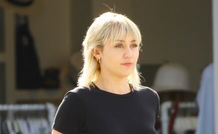 Miley Cyrus deslumbra con sencillo look braless en California