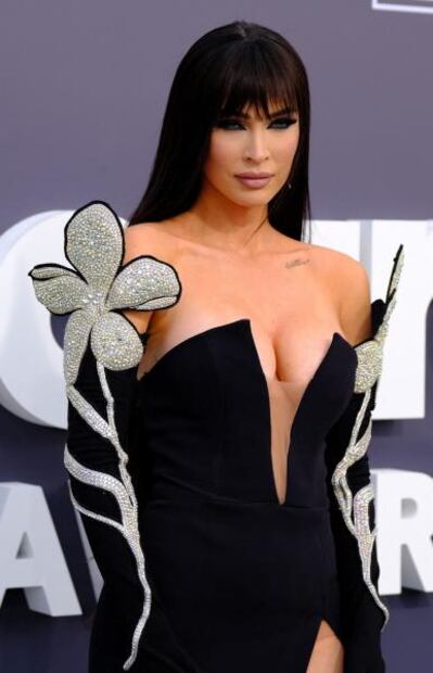 Megan Fox ‘roba miradas’ con vestido negro de raja en los Billboard