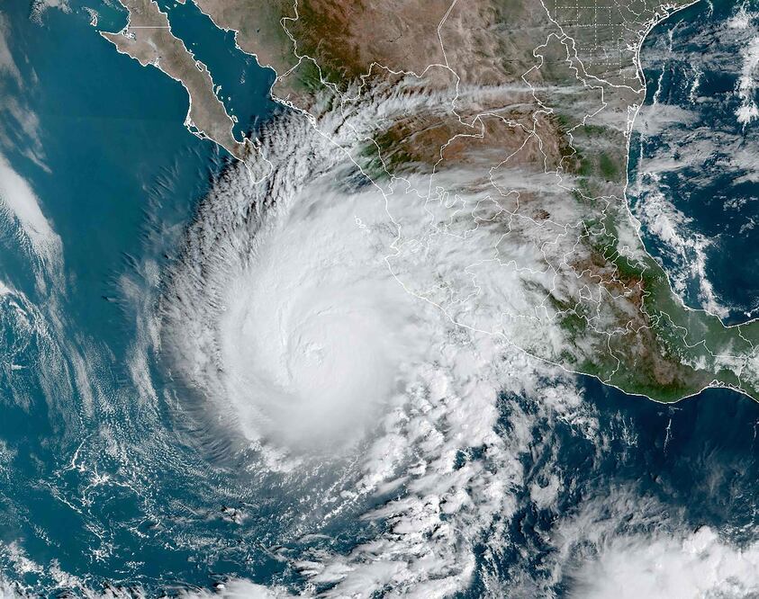 Huracán Norma Avanza Hacia Baja California: Se Convierte en Categoría 4" . (Photo by Handout / NOAA/GOES / AFP)