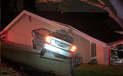Hombres roban auto y lo chocan contra casa en California