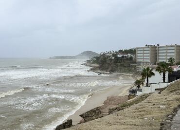 Los Cabos en alerta roja por tormenta Ileana: cancelan vuelos y preparan refugios temporales