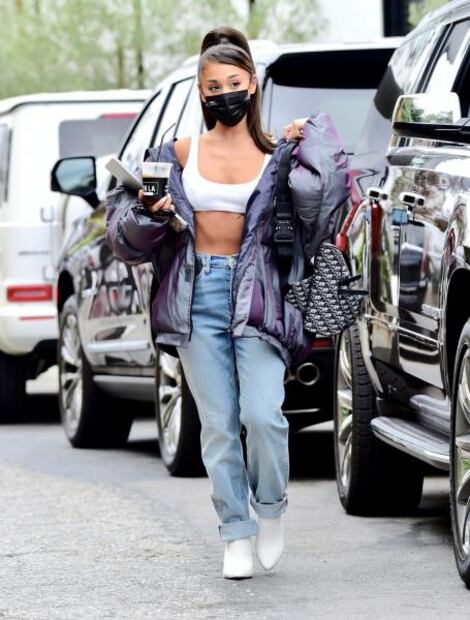 Ariana Grande presume ‘abs de acero’ en calles de LA