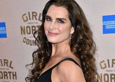 Brooke Shields presume bikini neón de impacto a los 54 años