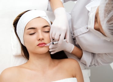 Diagnostican con VIH a tres mujeres que se hicieron “faciales vampíricos” en spa no autorizado
