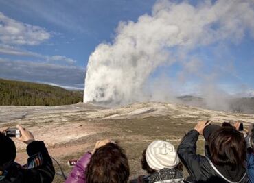 Multan a hombre por intentar cocinar pollo en géiser de Yellowstone