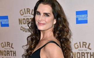 Brooke Shields despide el verano con traje de baño en la arena