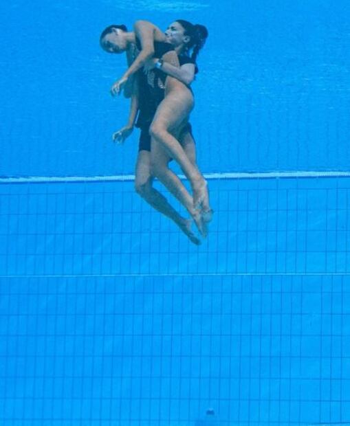 Nadadora Anita Álvarez se desmaya en la piscina; la rescata su entrenadora