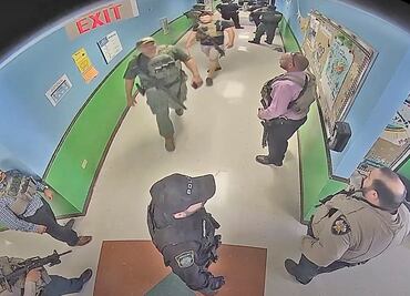 Policía latino avanzó hacia autor de tiroteo de Uvalde pero nadie lo siguió