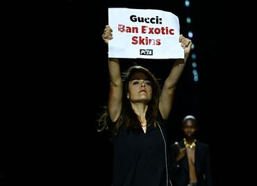 Activista de PETA irrumpe en el desfile de Gucci en Milán; "No más pieles exóticas". VIDEO