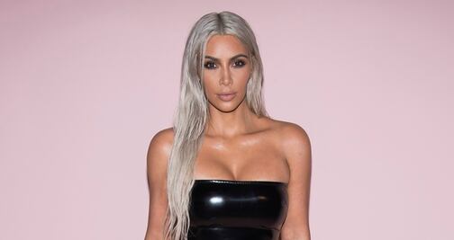 Kim Kardashian sorprende con transparencias y peluca rubia 