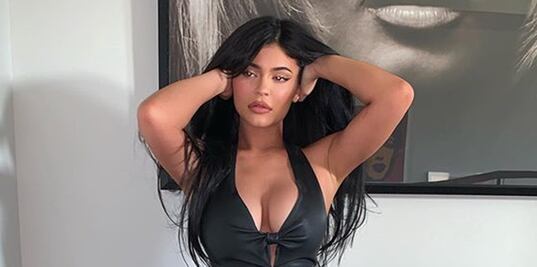 Kylie Jenner arrasa con microbikini en fiesta de Kim Kardashian