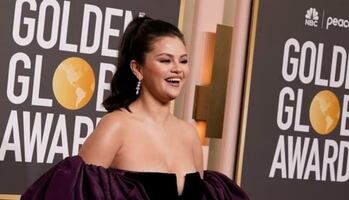 Selena Gomez enciende el verano con ‘selfie’ en traje de baño de escote irreal