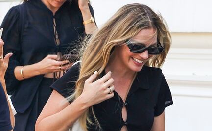 Margot Robbie luce el estilo dosmilero con minifalda de rombos y top braless