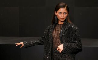 Zendaya destila elegancia con catsuit transparente y blazer braless en París