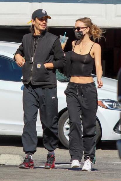 Hija de Johnny Depp arrasa con 'braless' y abdomen plano en LA