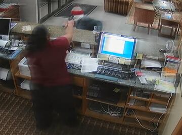 Video. Mujer toma arma de ladrón para defenderse de asalto en hotel
