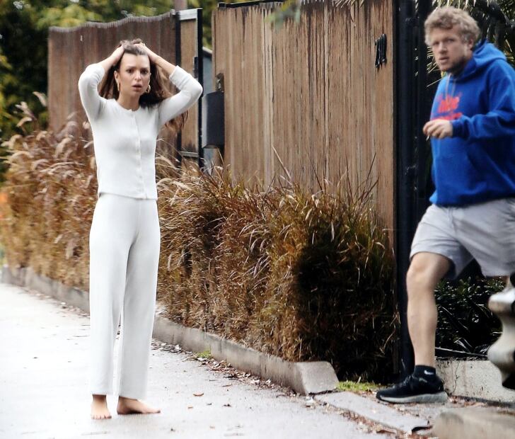 Captan a Emily Ratajkowski en pijama tras perder a su perro