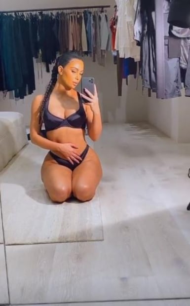 Kim Kardashian posa en lencería y lo presume con 'selfies' en IG