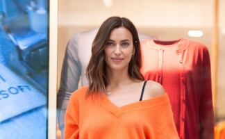 Irina Shayk luce figura 'de impacto' con shorts de cuero en NY