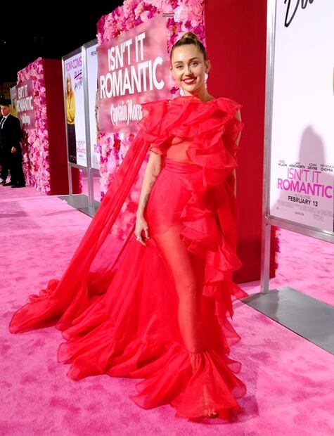 Miley Cyrus apuesta por vestido de transparencias en première