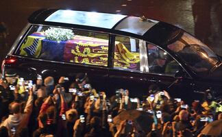 Bajo la lluvia, restos de Isabel II llegan al Palacio de Buckingham