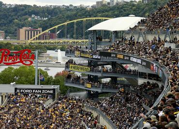 Aficionado muere tras caer de escalera en estadio de Steelers, en Pittsburgh