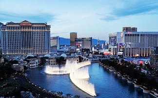 ¿Cuánto cuesta hospedarse en los hoteles más famosos y lujosos de Las Vegas?