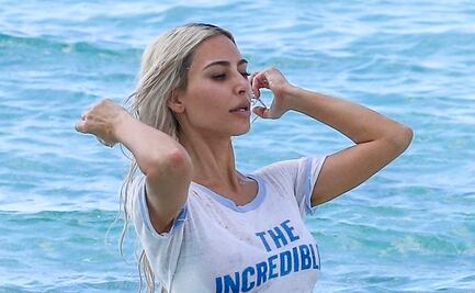 Kim Kardashian se luce en sesión junto a playa en bikini y top traslúcido