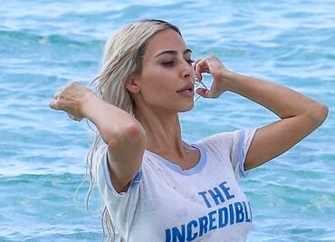 Kim Kardashian se luce en sesión junto a playa en bikini y top traslúcido