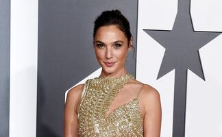 Gal Gadot se luce al natural con ropa deportiva en mercado de Los Ángeles