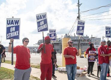Huelga histórica en el sector automovilístico de EU: Las claves del conflicto laboral