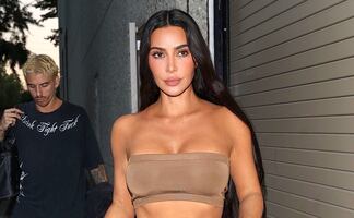 Kim Kardashian presume curvas esculturales mientras sube a su lujosa cybertruck