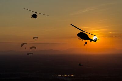 Cadete mexicano  fallece al no abrirse su paracaídas durante entrenamiento. VIDEO