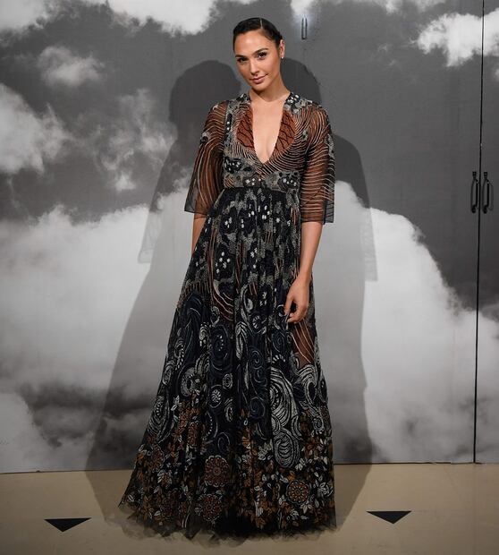 Gal Gadot cautiva con vestido de escote profundo en París