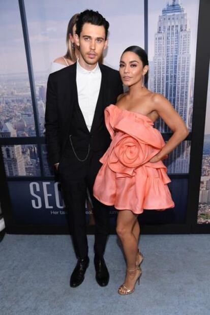 Vanessa Hudgens impacta en alfombra roja con minivestido