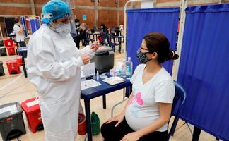 Las embarazadas toleran bien la vacuna anticovid: estudio