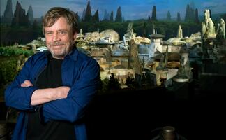 Niña con discapacidad recibe prótesis y llamada de 'Luke Skywalker'