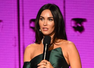 Megan Fox cautiva con minivestido color jade junto a su novio