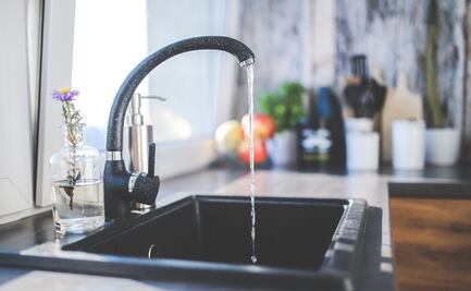 DeSantis elimina el flúor del agua potable en Florida y desata polémica en Estados Unidos