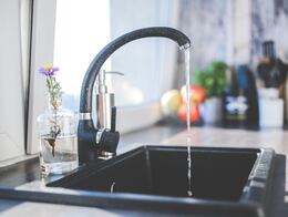 DeSantis elimina el flúor del agua potable en Florida y desata polémica en Estados Unidos