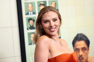 Scarlett Johansson lleva el glamour a Nueva York con vestido strapless de impacto 