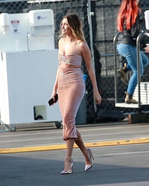 El ajustado vestido con el que Hailey Bieber arrasó en California