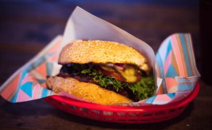 Alertan por químicos peligrosos en envolturas de comida rápida en Estados Unidos