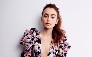 Lily Collins se luce con bikini azul durante grabación en Francia