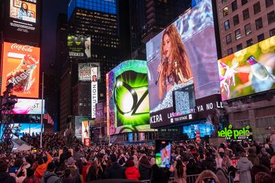 Shakira sorprende a fans con concierto gratuito en Times Square