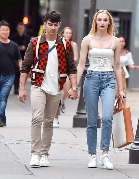 Sophie Turner irradia belleza con top 'braless' en París