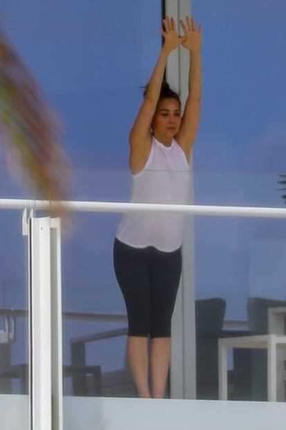 Thalía se luce en leggings al practicar yoga en Miami