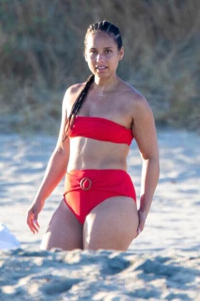 Alicia Keys luce su belleza al natural con traje de baño strapless en México