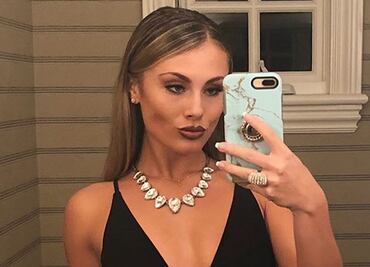 La novia de Luis Miguel presume figura tonificada con minishort