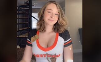 Mesera de Hooters revela en TikTok cuánto gana en propinas